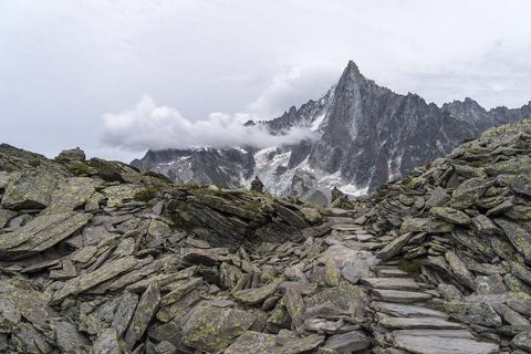 Le sentier dallé du Grand Balcon Nord avec une aiguille en face