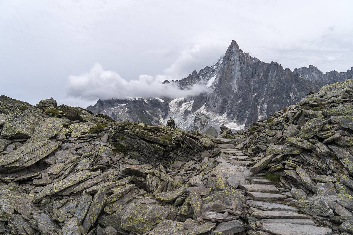 Le sentier dallé du Grand Balcon Nord avec une aiguille en face