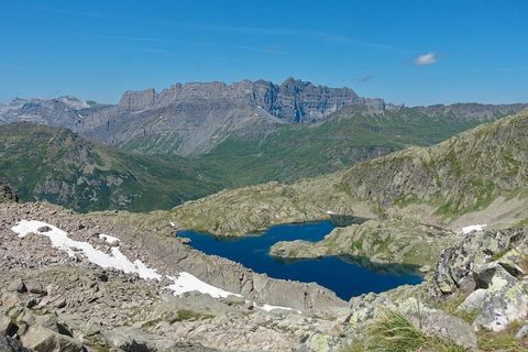 Le lac Cornu avec les Rochers des Fiz à l'horizon