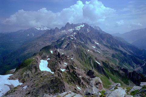 Vue depuis le sommet du Brévent sur les crêtes voisines