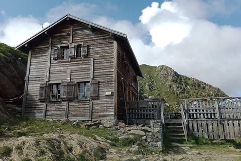 Le refuge de Bellachat, chalet en bois sur son replat