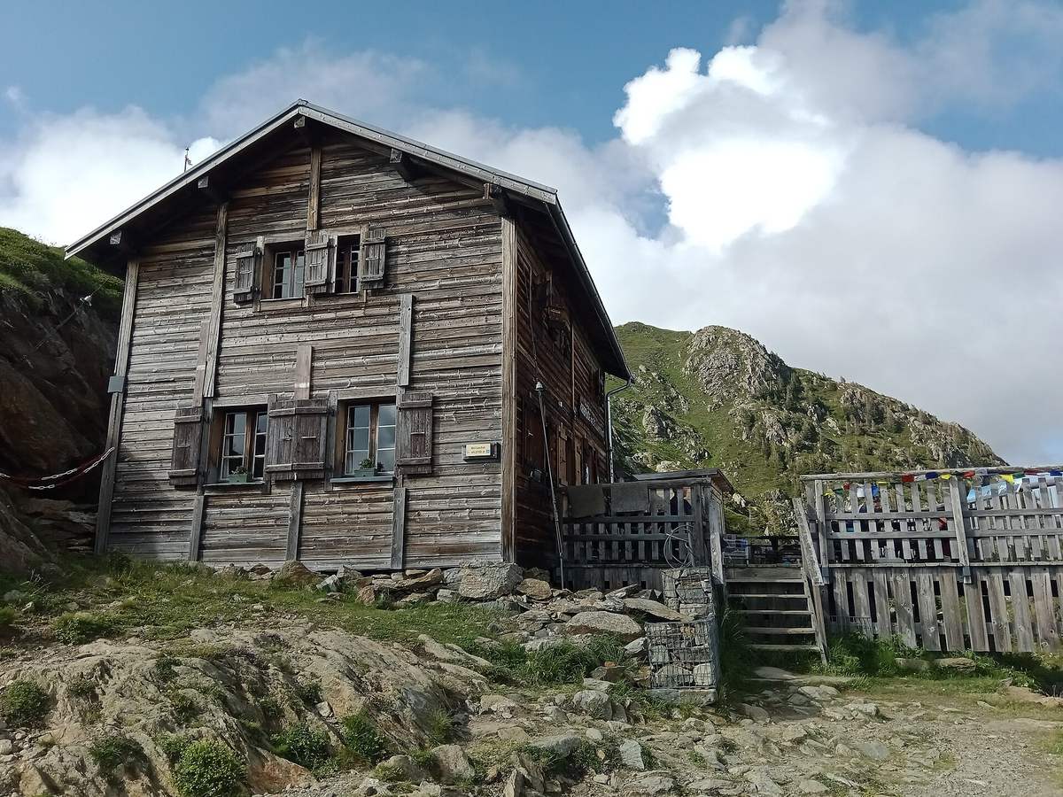 Le refuge de Bellachat, chalet en bois sur son replat
