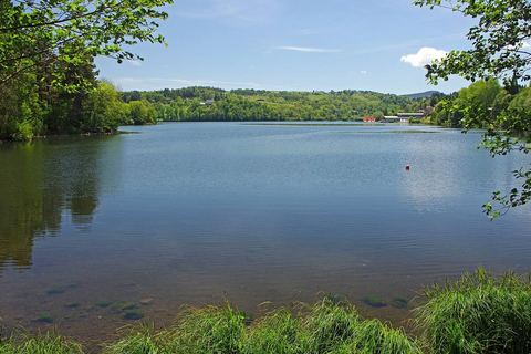Le lac d'Aydat vu depuis sa rive