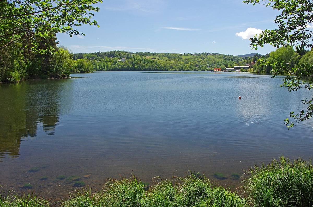 Le lac d'Aydat vu depuis sa rive