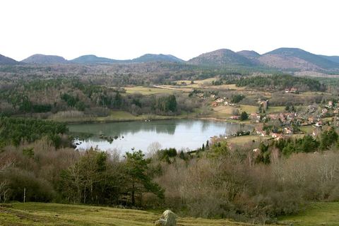 Le lac de la Cassière et les puys au fond vus depuis Nadaillat