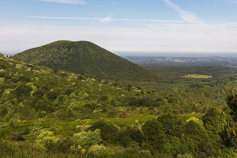 Le puy de Côme et son cône boisé vus depuis le puy Pariou