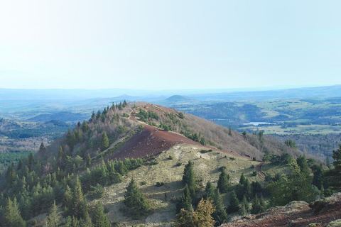 Le puy de la Vache et ses scories rouges vus depuis le puy de Lassolas