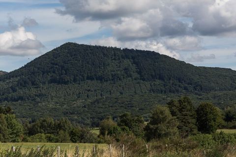 Le puy de Louchadière et sa forêt vus de Pulvérières
