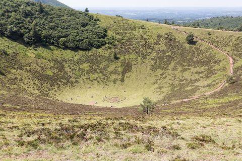 Le cratère du puy Pariou avec le sentier qui en fait le tour