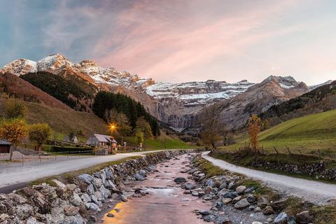 Le cirque de Gavarnie au fond de la vallée, avec le gave et le village au soir