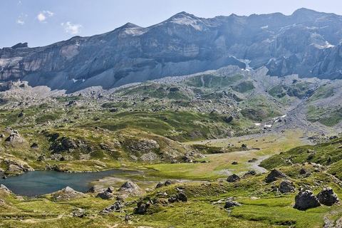 Le cirque de Troumouse, ses pelouses et ses lacs sous la muraille