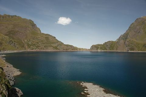 Le lac Bleu de Lesponne dans son cirque rocheux