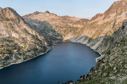 Le lac de Cap-de-Long dans son cirque de granit