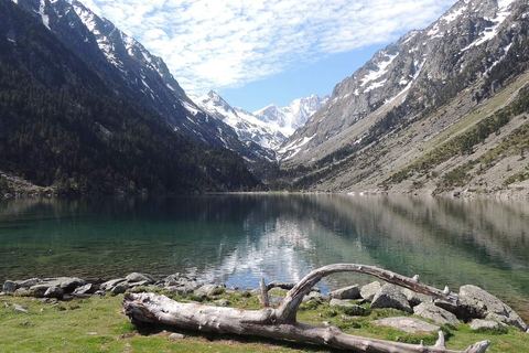 Le lac de Gaube aux eaux transparentes, avec le Vignemale au fond