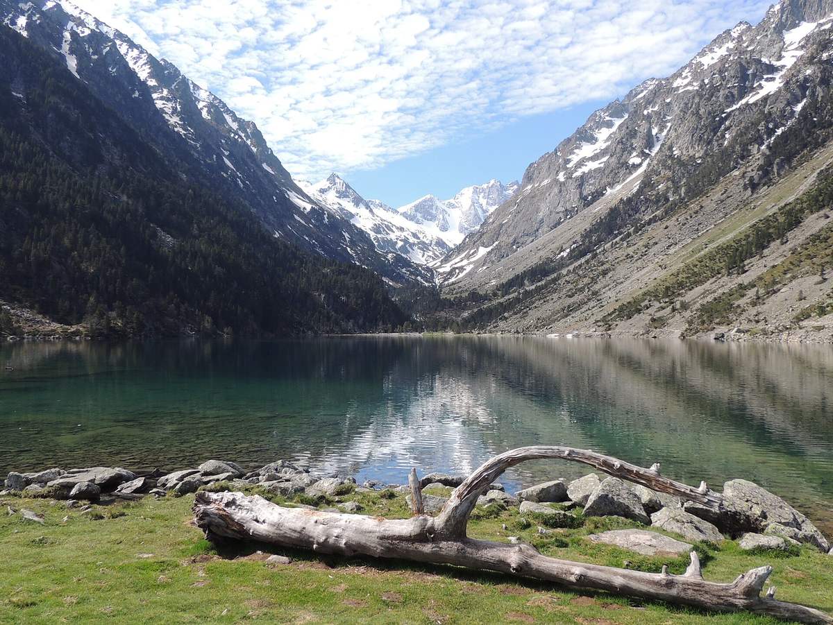 Le lac de Gaube aux eaux transparentes, avec le Vignemale au fond