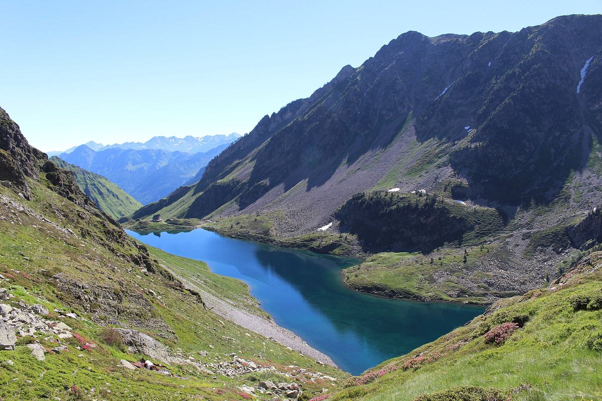 Le lac d'Ilhéou vu d'en haut avec le refuge sur sa rive