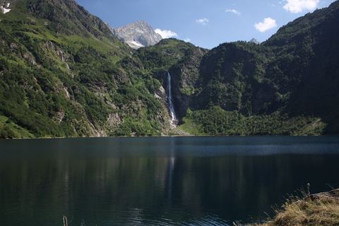 Le lac d'Oô et sa cascade au fond du cirque