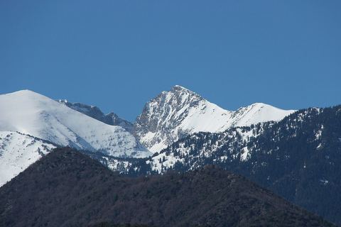 Le pic du Canigou enneigé au-dessus des collines