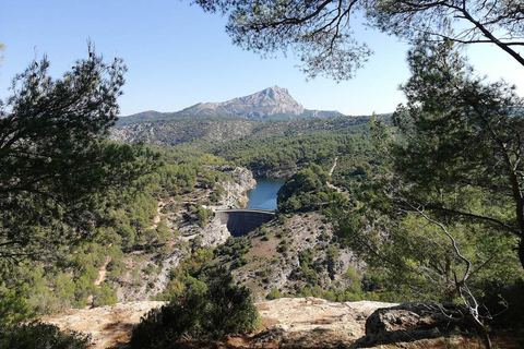 Le barrage Zola avec la montagne Sainte-Victoire au fond