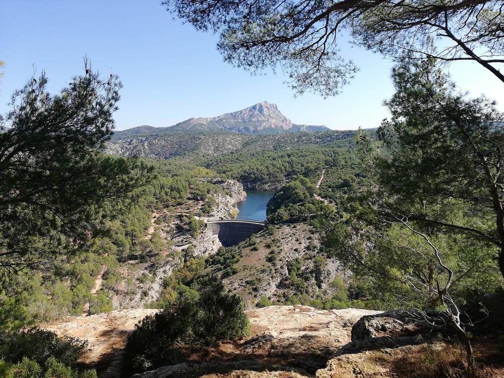 Le barrage Zola avec la montagne Sainte-Victoire au fond