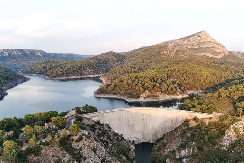 Le barrage de Bimont et son lac avec Sainte-Victoire au fond