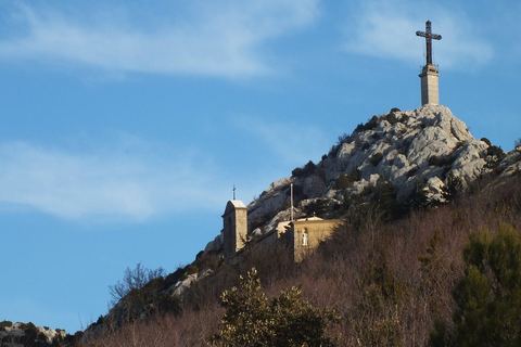 Le prieuré de Sainte-Victoire et la Croix de Provence sur la crête