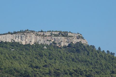 La barre rocheuse du plateau du Cengle vue depuis Beaurecueil