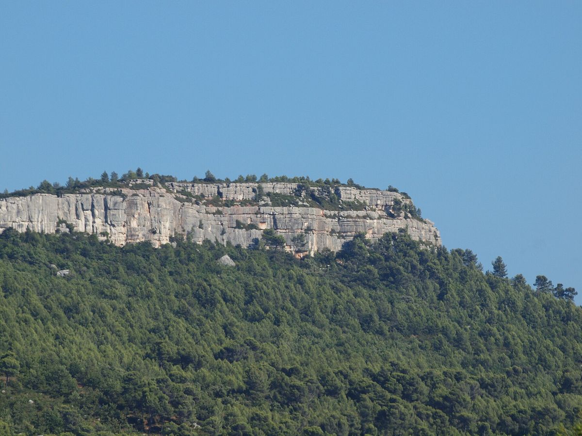 La barre rocheuse du plateau du Cengle vue depuis Beaurecueil