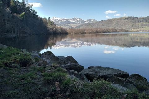 Le lac Chambon et son reflet avec les sommets enneigés au fond