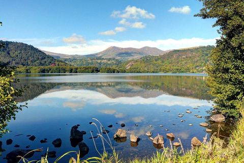 Le lac de Montcineyre et les sommets qui s'y reflètent