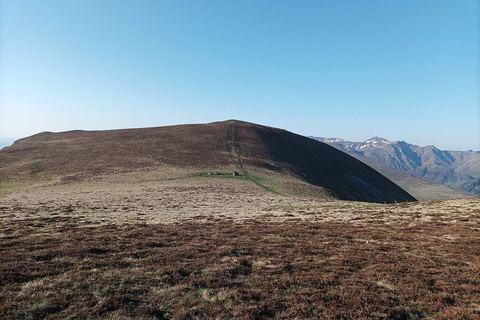 Le puy de l'Angle et sa croupe herbeuse vus depuis le puy de Barbier