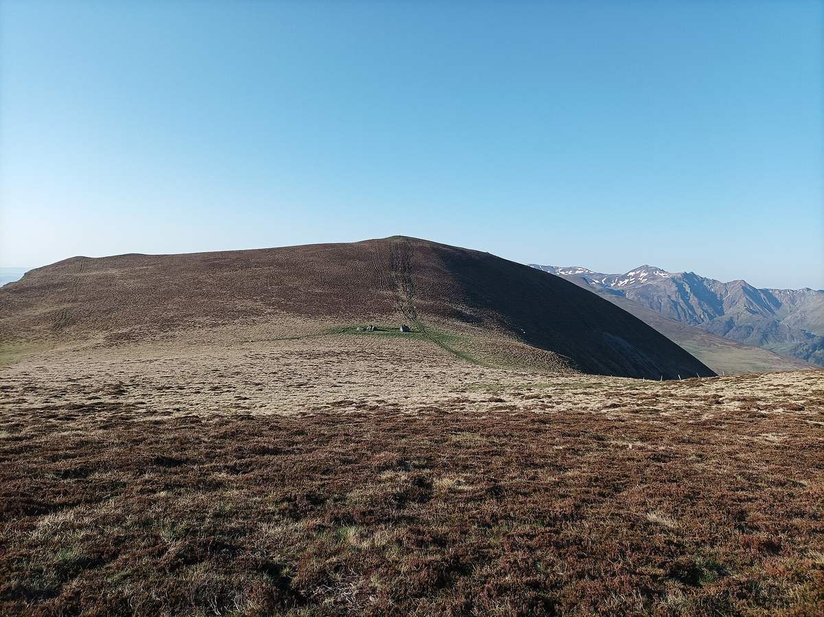 Le puy de l'Angle et sa croupe herbeuse vus depuis le puy de Barbier