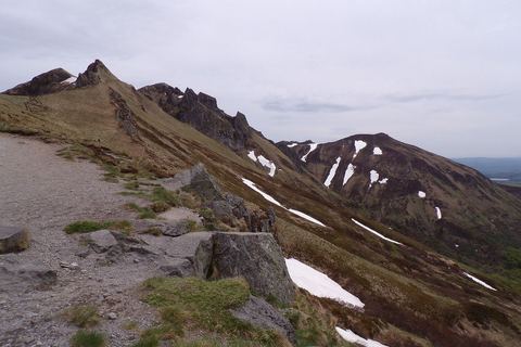 La crête entre le puy Redon et le puy de Sancy avec des névés