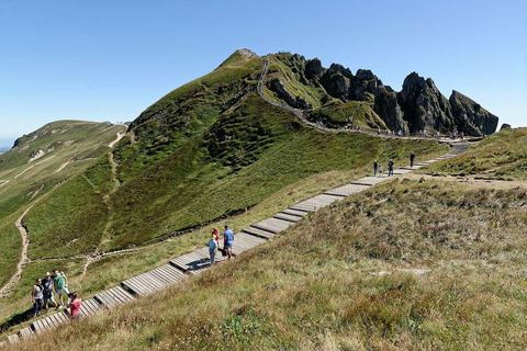 Le sentier aménagé de marches qui monte vers le sommet du puy de Sancy