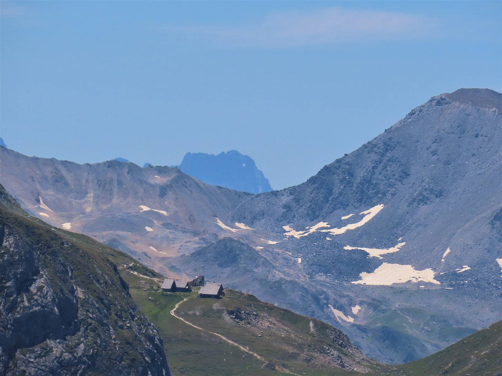 Le col de Chavière vu du col Rosset, côté Pralognan, avec le refuge de Péclet-Polset au premier plan