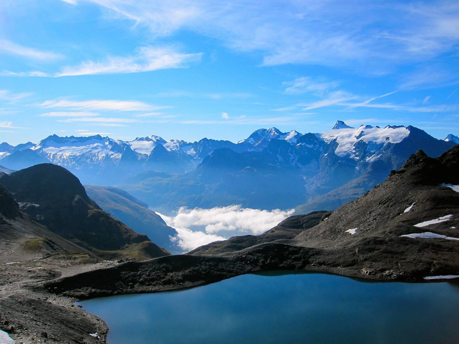 Vue depuis le col des Fours sur le lac du Grand Fond et les sommets frontaliers