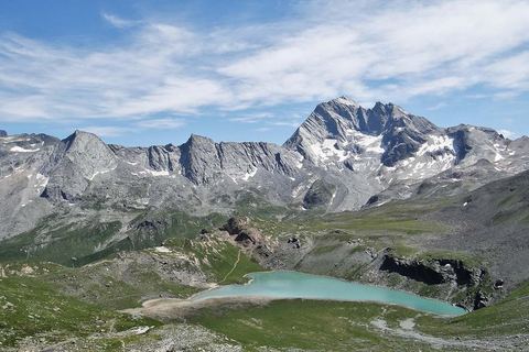 Le lac Blanc de Péclet-Polset, laiteux, au pied de la pointe de l'Échelle