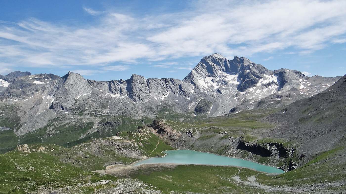Le lac Blanc de Péclet-Polset, laiteux, au pied de la pointe de l'Échelle