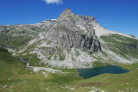 Le lac de la Plagne et le refuge d'Entre-le-Lac au pied de l'Aliet, en Vanoise