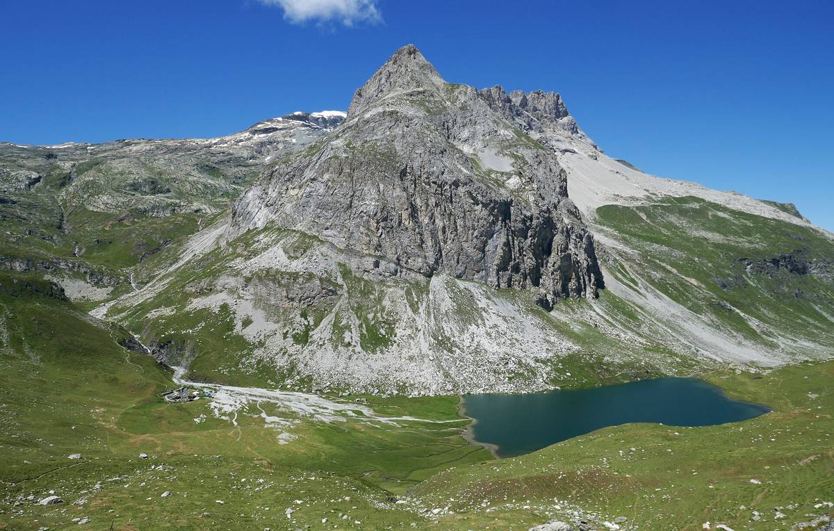 Le lac de la Plagne et le refuge d'Entre-le-Lac au pied de l'Aliet, en Vanoise