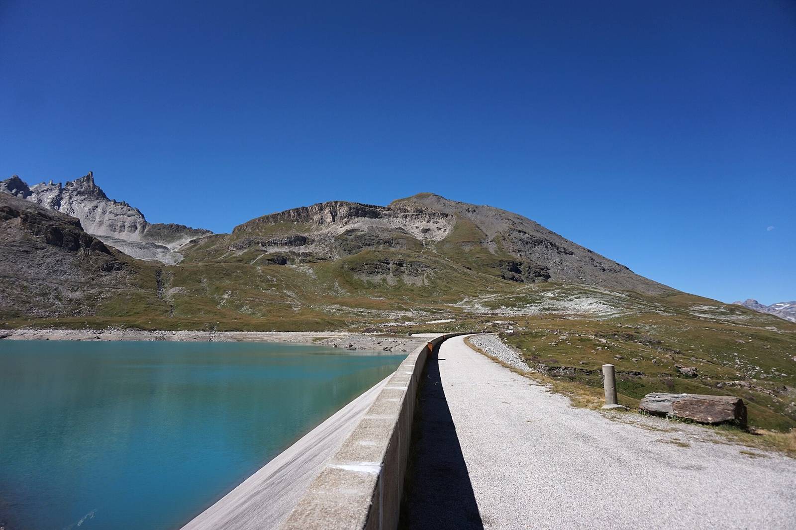 La digue du barrage de la Sassière et le lac turquoise, à 2 460 m dans la réserve naturelle de la Grande Sassière