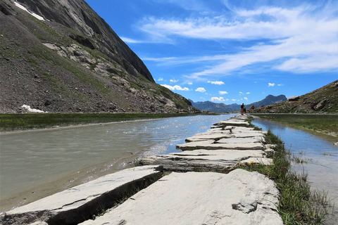 La chaussée de dalles qui traverse le lac des Vaches, dans la Vanoise