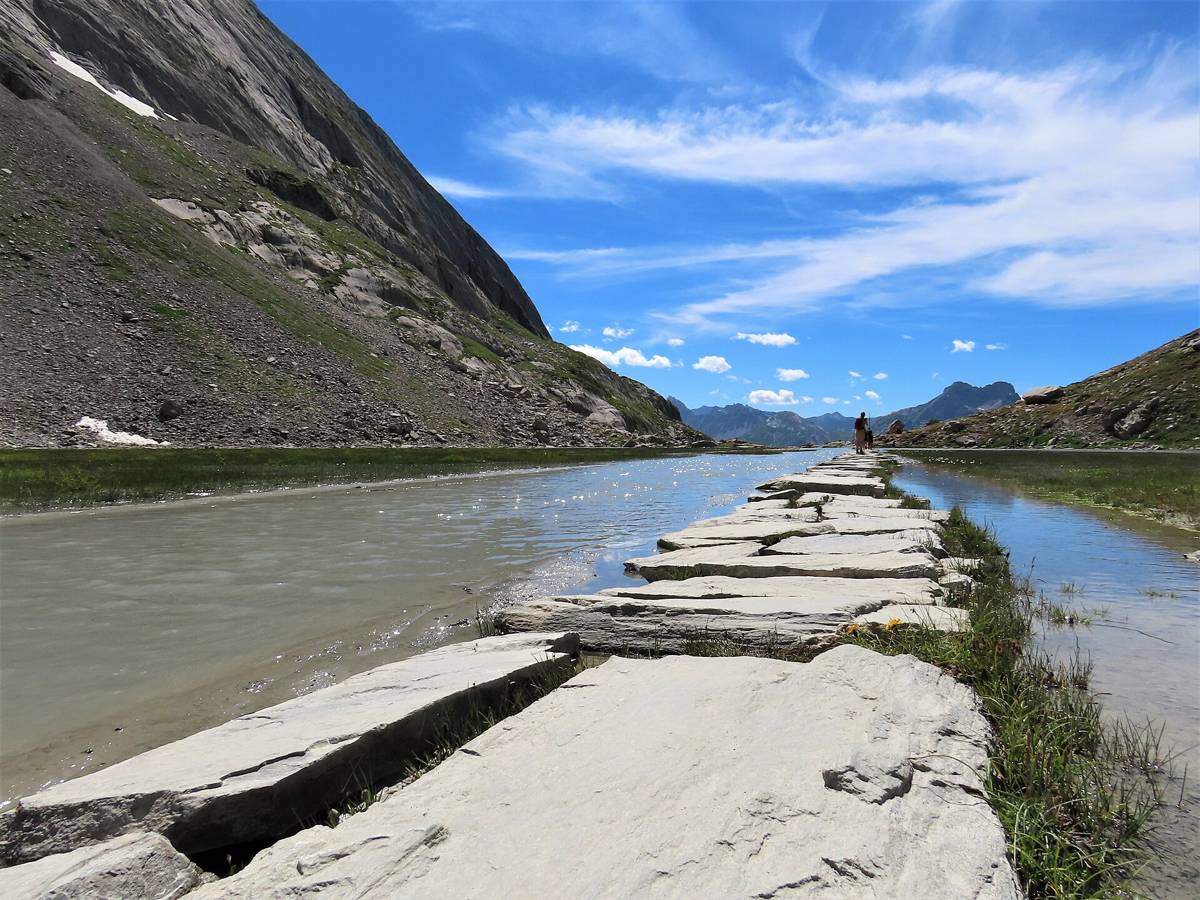 La chaussée de dalles qui traverse le lac des Vaches, dans la Vanoise