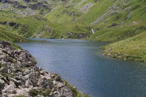 Le lac du Lou dans son vallon d'alpage, vallée des Belleville