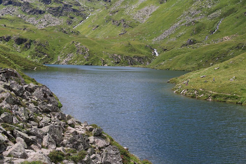Le lac du Lou dans son vallon d'alpage, vallée des Belleville