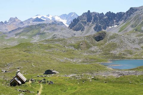 Le refuge des Lacs Merlet et le lac Merlet inférieur, avec les Glaciers de la Vanoise au fond