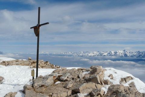 La croix du pic Saint-Michel au-dessus d'une mer de nuages
