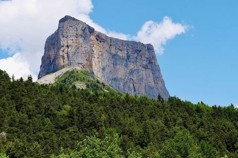 Le Mont Aiguille et ses parois verticales au-dessus de la forêt