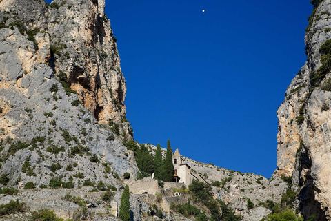 La chapelle Notre-Dame de Beauvoir accrochée entre les deux falaises au-dessus de Moustiers