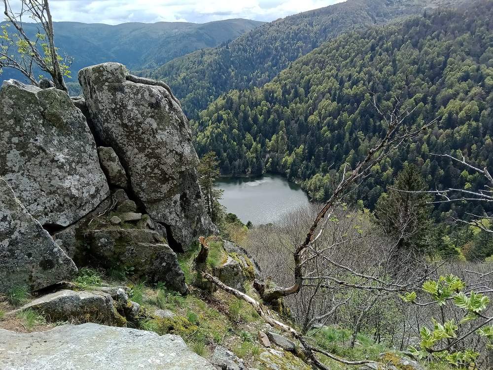 Le lac de Schiessrothried au fond de son cirque boisé, vu d'en haut